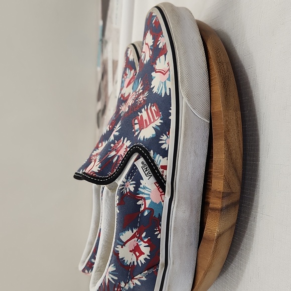 Vans Crew Red Floral Classic Slip On Sneakers. Size Womens 7  Mens 5.5 - Picture 4 of 7